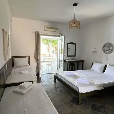 Bed and breakfast Paros Poolside Cozy Nests - Summer & Salty Getaways 3*